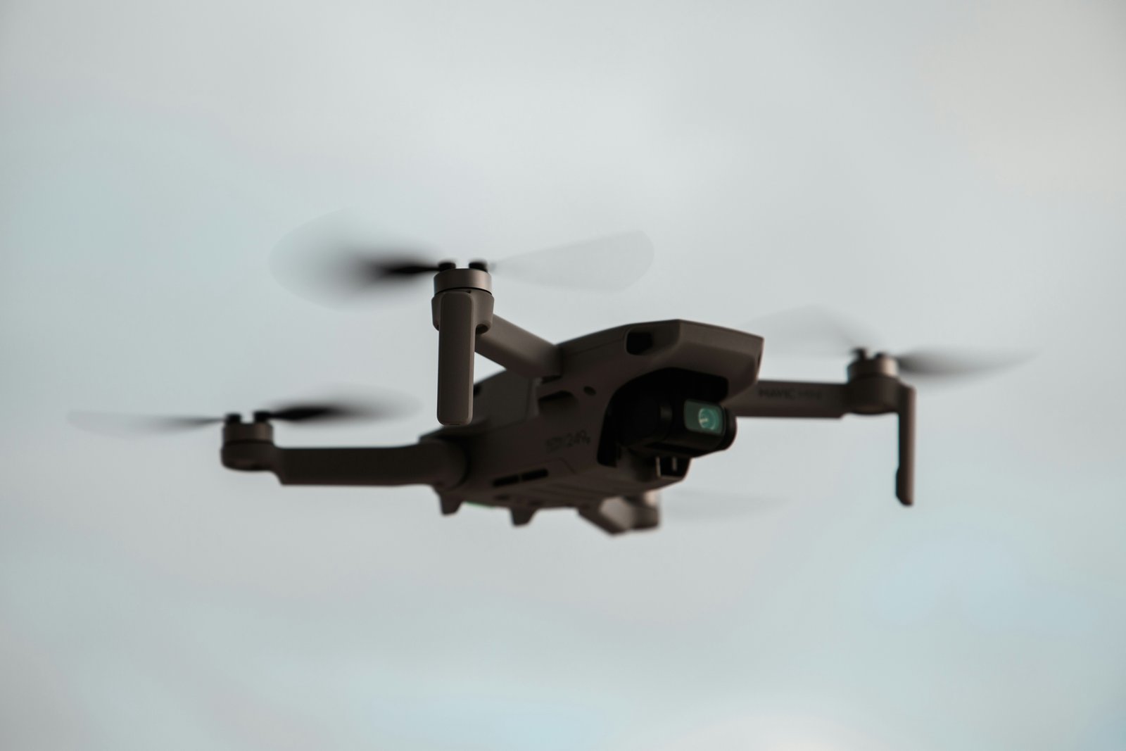 Uçuş hâlindeki kameralı drone